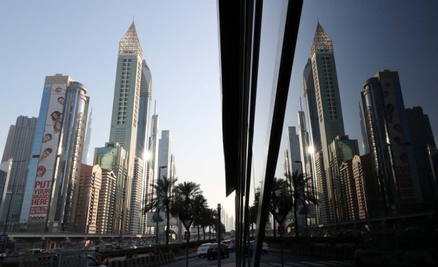 A picture taken on February 11, 2018, shows the 75-storey Gevora Hotel (L), which stands 356 metres or nearly a quarter of a mile tall, in the Gulf metropolis of Dubai. Gulf metropolis Dubai, on its never-ending quest to break records, announced the opening of the "world's new tallest hotel" Sunday, pipping another towering landmark in the city for the title. / AFP PHOTO / KARIM SAHIB