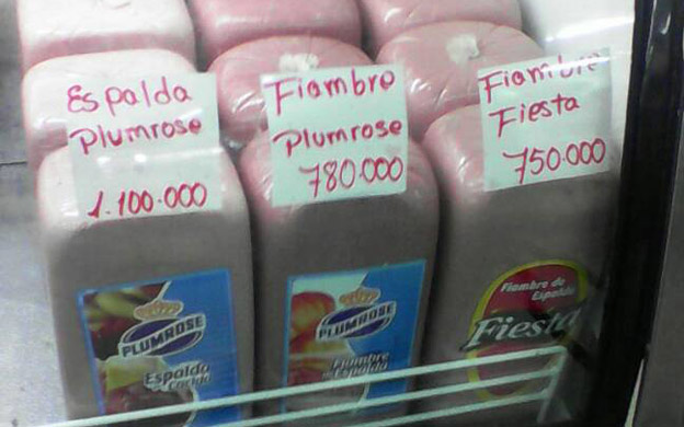 En las neveras se exhibe el kilogramo de pollo a un millón 350 mil bolívares. (Foto: Cortesía)