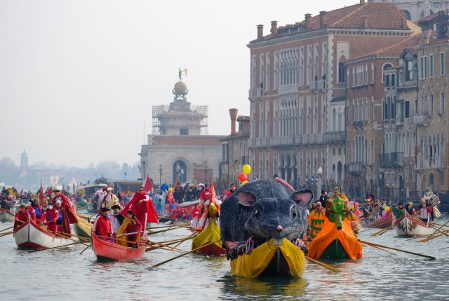 Venetians row during the masquerade parade on the Grand Canal during the Carnival in Venice, Italy January 28, 2018. REUTERS/Manuel Silvestri