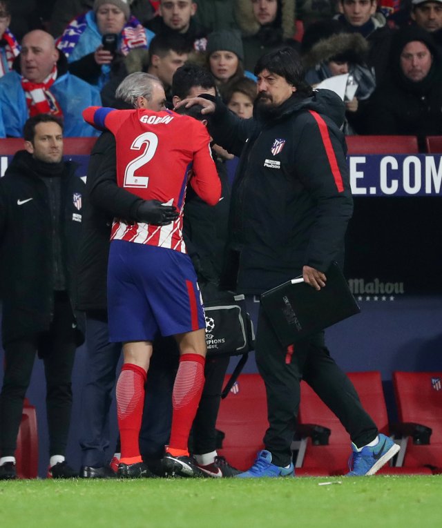 Soccer Football - La Liga Santander - Atletico Madrid vs Valencia - Wanda Metropolitano, Madrid, Spain - February 4, 2018 Atletico Madrid's Diego Godin leaves the pitch with the physio after sustaining an injury REUTERS/Susana Vera