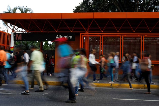 Inmediaciones del Metro de Caracas. En La capital, Venezuela February 6, 2018. REUTERS/Carlos Garcia Rawlins