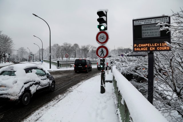 Los viajeros se dirigen a la carretera de circunvalación mientras las condiciones de invierno con nieve y temperaturas bajo cero golpean en París, Francia, el 7 de febrero de 2018. REUTERS / John Schults