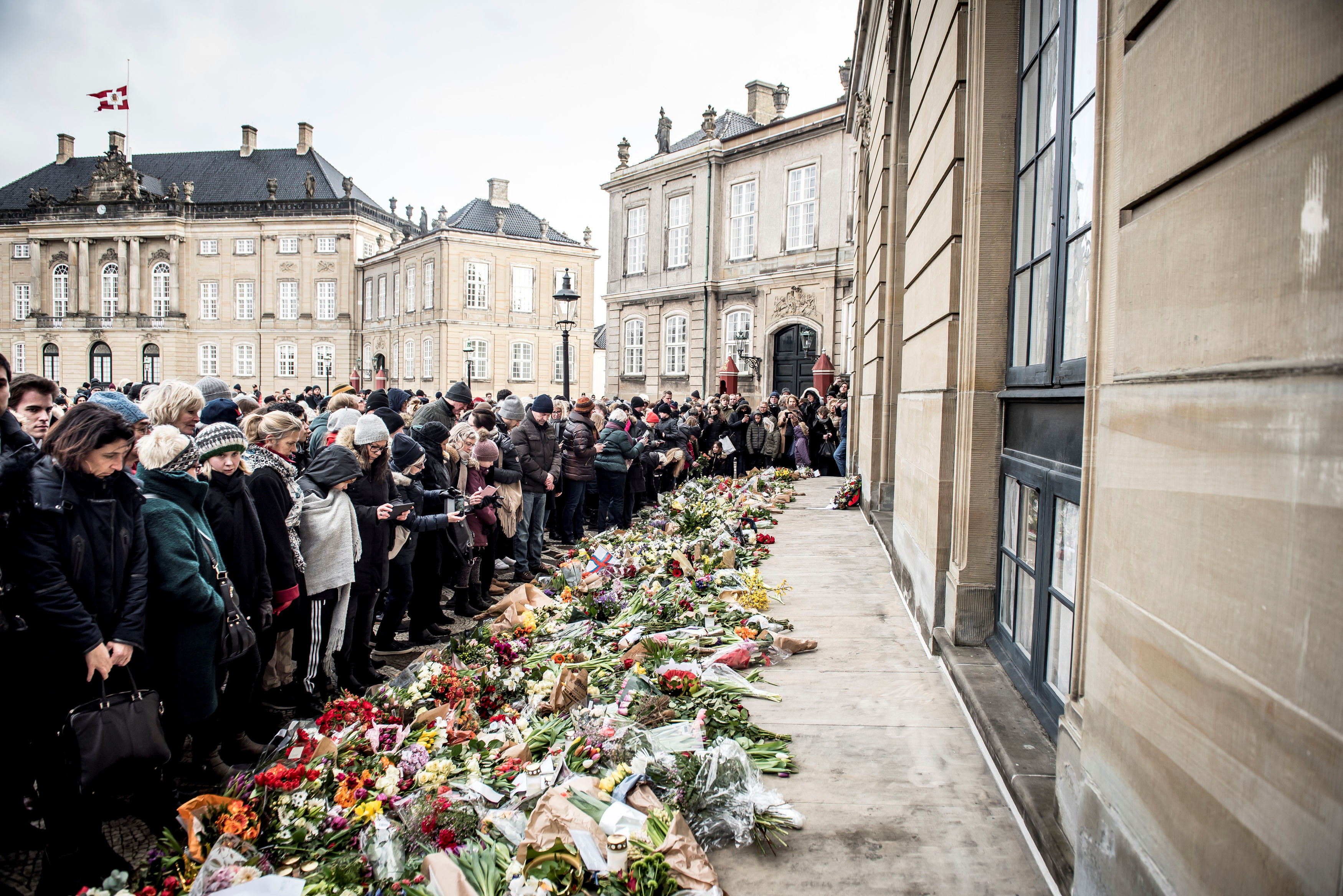 Trasladan al castillo Amalienborg el cuerpo del príncipe Enrique de Dinamarca