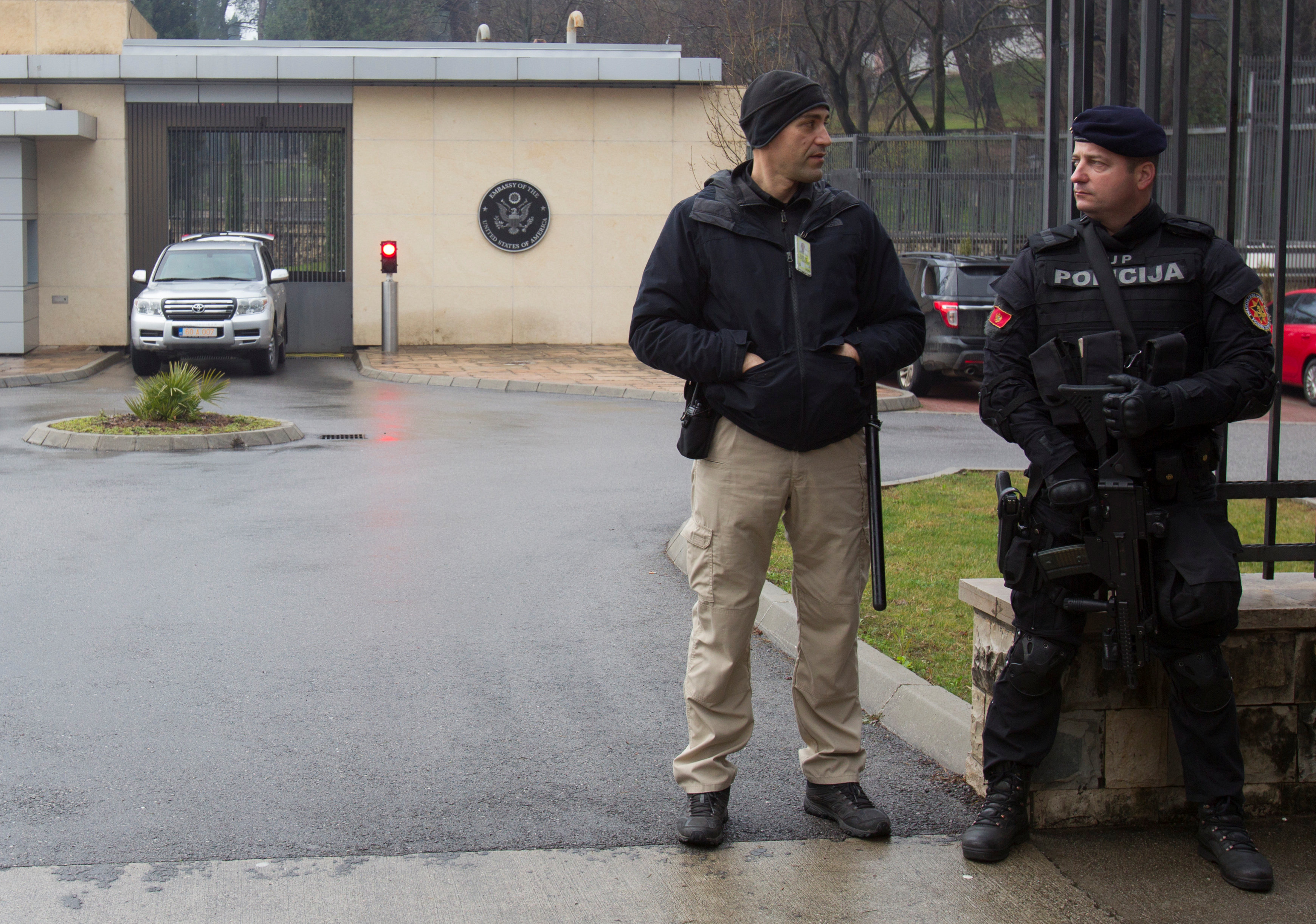 La policía sospecha de un hombre nacido en Serbia como posible atacante en la embajada de EEUU en Montenegro