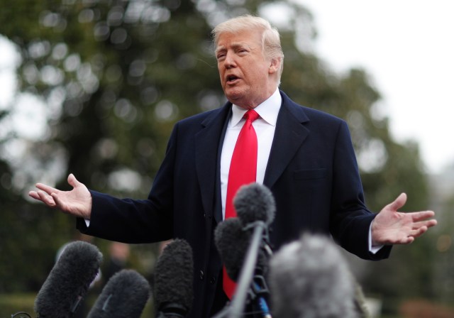 El presidente de EE. UU., Donald Trump, responde preguntas a los periodistas antes de partir de la Casa Blanca para hablar en el CPAC en Washington, EE. UU., El 23 de febrero de 2018. REUTERS / Jim Bourg