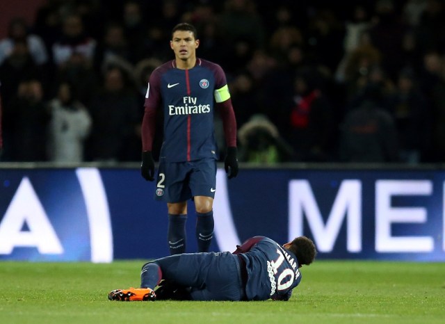 Soccer Football - Ligue 1 - Paris St Germain vs Olympique de Marseille - Parc des Princes, Paris, France - February 25, 2018 Paris Saint-Germain’s Neymar lies on the pitch after sustaining an injury REUTERS/Stephane Mahe