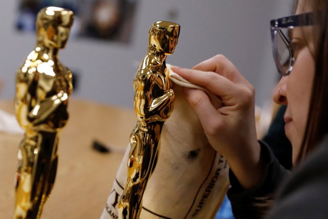 Stephanie Minor, coordinadora del proyecto, en la fundición de Polich Tallix en Walden, Nueva York, EE. UU., 25 de enero de 2018, acaba de pulir una estatuilla acabada del Oscar. Fotografía tomada el 25 de enero de 2018. REUTERS / Shannon Stapleton