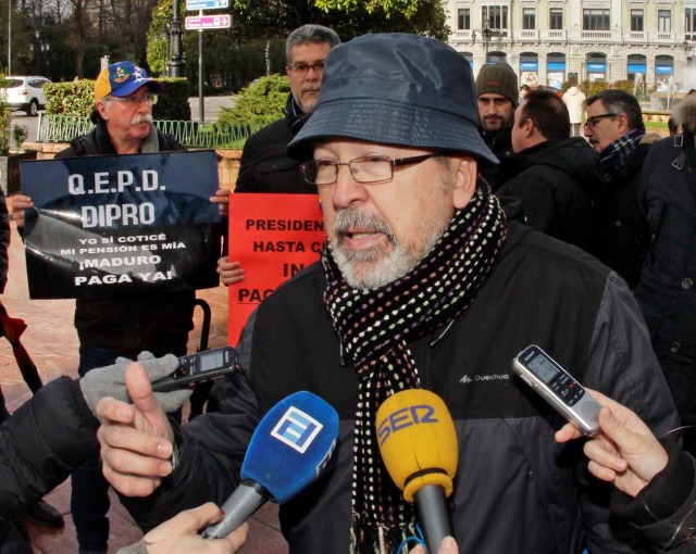 GRAF4646. OVIEDO, 04/02/2018.- El representante de la Asociación de Pensionistas de Venezuela en Asturias, Sergio Primiani, hace declaraciones a los medios durante la concentración que ha congregado a cerca de 40 personas en la plaza de la Escandalera de Oviedo para exigir al presidente de Venezuela, Nicolás Maduro, el pago de las pensiones a 1.500 pensionistas y jubilados venezolanos residentes en Asturias que llevan 26 meses sin cobrar. Sergio Primiani, ha afirmado que en España hay entre 12.000 y 13.000 afectados, una cifra que ha estimado en 1.500 personas en Asturias. EFE/ Alberto Morante