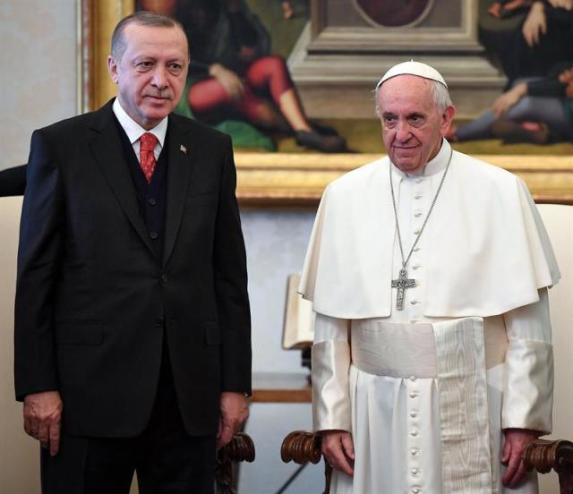 ROMA (ITALIA), 05/02/2018.- El papa Francisco (d) recibe en audiencia al presidente turco, Recep Tayyip Erdogan (i), en el Vaticano hoy, 5 de febrero de 2018. Se trata de la primera visita de un mandatario turco a la Santa Sede en los últimos 59 años. EFE/ Alessandro Di Meo POOL