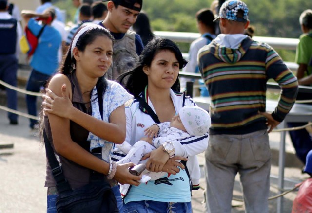 CUC106. CÚCUTA (COLOMBIA), 08/02/2018.- Fotografía fechada el 7 de febrero de 2018 de personas que cruzan el Puente Internacional Simón Bolívar, en Cúcuta (Colombia). En el puente internacional Simón Bolívar, que conecta a la ciudad colombiana de Cúcuta con la venezolana San Antonio del Táchira, se forma todos los días un hormiguero de gente que huye desesperada del país vecino para buscar la subsistencia al otro lado de la frontera. EFE/SCHNEYDER MENDOZA