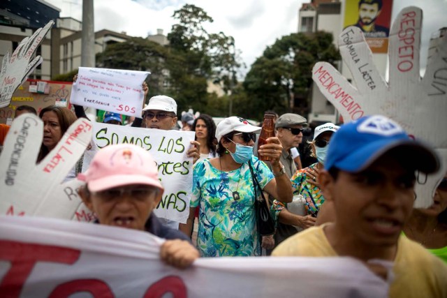 ACOMPAÑA CRÓNICA: VENEZUELA CRISIS ** CAR018. CARACAS (VENEZUELA), 08/02/2018.-Un grupo de personas participa en una protesta por la escasez de medicinas y tratamientos para la salud hoy, jueves 8 de febrero de 2018, en Caracas (Venezuela). Una plaza del este de Caracas sirvió hoy de escenario para que decenas de enfermos venezolanos expresaran su frustración por la imposibilidad de acceder a los tratamientos médicos que necesitan para seguir con vida y también para informar acerca de la grave crisis sanitaria por la que pasa Venezuela. EFE/MIGUEL GUTIÉRREZ