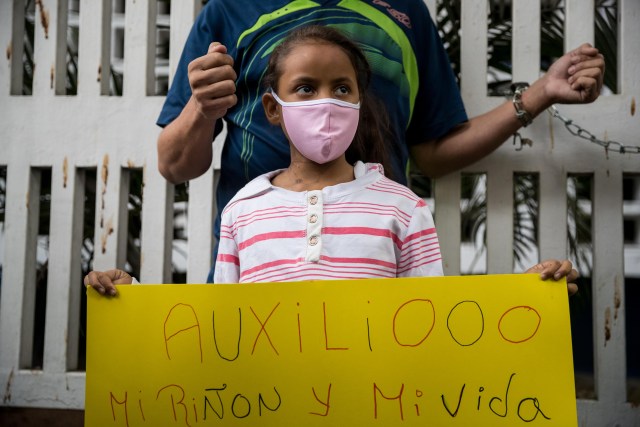 -FOTODELDÍA- CAR006. CARACAS (VENEZUELA), 20/02/2018.- Un grupo de familiares de pacientes del Hospital de Niños José Manuel de los Ríos encadenados frente al centro hospitalario exigen medicinas e insumos médicos al Ejecutivo Nacional hoy, martes 20 de febrero del 2018, en Caracas (Venezuela). EFE/Miguel Gutiérrez