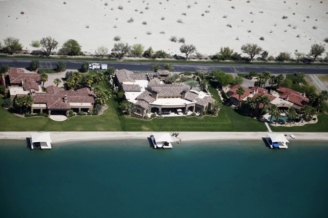 FILE PHOTO: Homes with boathouses built around an artificial lake are seen in Indio, California April 13, 2015. REUTERS/Lucy Nicholson/File Photo GLOBAL BUSINESS WEEK AHEAD SEARCH GLOBAL BUSINESS 29 JAN FOR ALL IMAGES