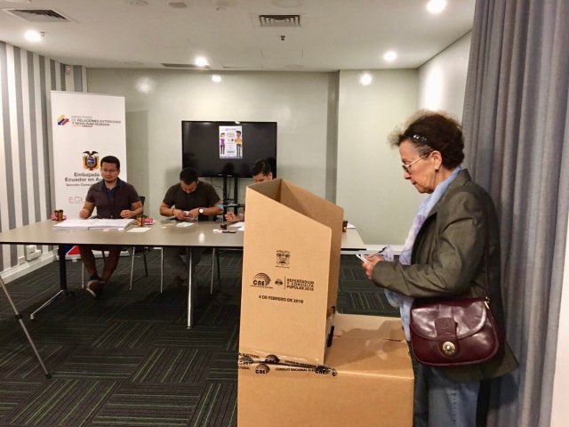 Australia comenzó a votar con normalidad a las 15.00 horas. Son 395 los ecuatorianos que pueden sufragar en el país. La primera persona en votar fue una mujer. Foto:  @CancilleriaEc  