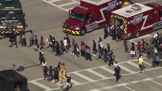 Divulgan video que muestra a policía sin actuar durante tiroteo en Parkland