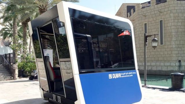 Uno de los vehículos autónomos que viajan sobre raíles y sin conductor, a una velocidad media de unos 20 kilómetros por hora, con el que la Autoridad de Transporte de Dubái, en Emiratos Árabes Unidos, está realizando pruebas con el objetivo de facilitar y flexibilizar el transporte urbano en el emirato. EFE