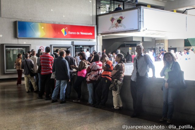 Los venezolanos hacen largas colas para cobrar la pensión (Foto lapatilla.1eye.us/Juan Peraza)