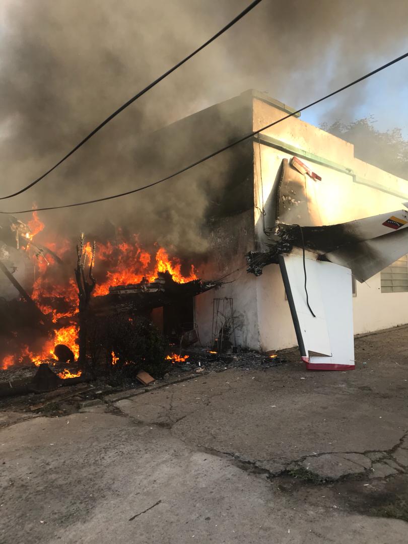 Avioneta cae sobre una casa en Ciudad Bolívar (Fotos)