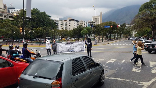 Foro Penal emprende campaña de información en las calles sobre presos políticos y represión / Foto: Mildred Manrique