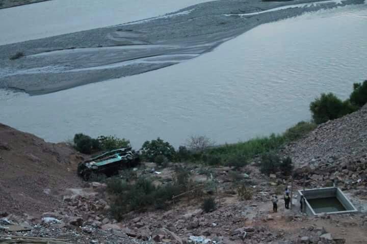 Al menos 44 muertos al caer un autobús a un abismo en Perú