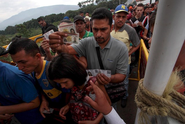 Ante la imposibilidad de tener pasaporte, muchos venezolanos cruzan la frontera con Colombia con la tarjeta de movilidad fronteriza. / AFP