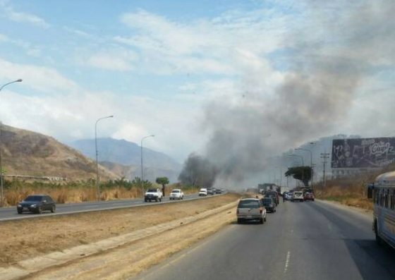 Incendio en la ARC a la altura de peaje de Guacara (video)