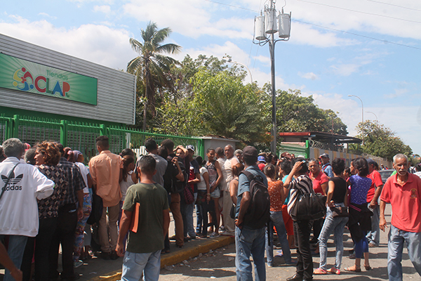 Para evitar el bachaqueo y la especulación, usuarios de la Tienda CLAP de la Av. El Ejército, en Catia la Mar, hacen un llamado al Ministerio de Alimentación para que retorne el sistema de captahuellas (Foto extraída de La Verdad de Vargas)