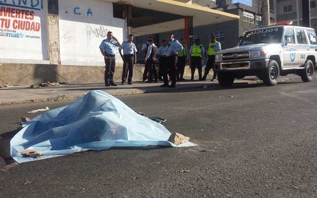 El cuerpo de Villalobos fue lanzado 30 metros por el aire y aterrizó entre el terreno del antiguo C.C. Landia y un edificio abandonado en Bellavista. (Foto: Luis Pérez)