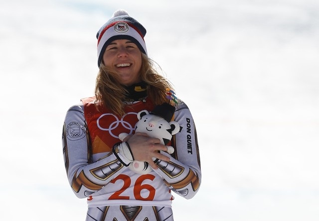 Esquí alpino - Pyeongchang 2018 Juegos Olímpicos de invierno - Supergigante femenino - Centro alpino Jeongseon - Pyeongchang, Corea del Sur - 17 de febrero de 2018 - Ester Ledecka de la República Checa reacciona durante la ceremonia de la victoria. REUTERS / Leonhard Foeger