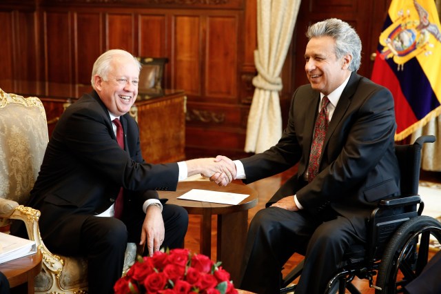 QUI04. QUITO (ECUADOR), 27/02/2018.- El presidente de Ecuador, Lenin Moreno (d), se reúne con el subsecretario de Estado para Asuntos Políticos de Estados Unidos, Thomas A. Shannon (i), hoy, martes 27 de febrero de 2018, en el Palacio de Carondelet en Quito (Ecuador). EFE/José Jácome