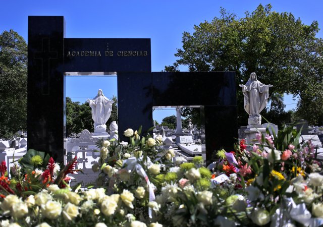 HAB01 LA HABANA (CUBA) 05/02/18.- Varias coronas de flores permanecen hoy, lunes 05 de febrero de 2018, sobre el panteón de la Academia de Ciencias de Cuba, en el Cementerio Colón de La Habana (Cuba), donde ayer fue sepultado Fidel Castro Díaz-Balart, el primogénito del fallecido líder cubano Fidel Castro. Conocido como Fidelito, Castro Díaz-Balart, de 68 años, se suicidó el pasado jueves en la capital cubana. EFE/Alejandro Ernesto