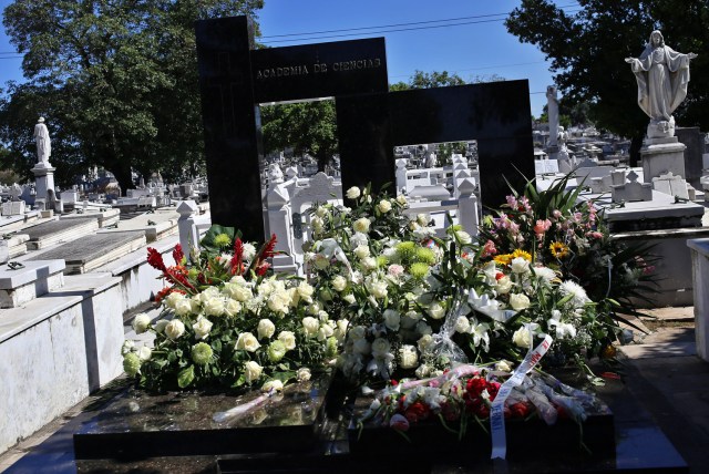 HAB01 LA HABANA (CUBA) 05/02/18.- Varias coronas de flores permanecen hoy, lunes 05 de febrero de 2018, sobre el panteón de la Academia de Ciencias de Cuba, en el Cementerio Colón de La Habana (Cuba), donde ayer fue sepultado Fidel Castro Díaz-Balart, el primogénito del fallecido líder cubano Fidel Castro. Conocido como Fidelito, Castro Díaz-Balart, de 68 años, se suicidó el pasado jueves en la capital cubana. EFE/Alejandro Ernesto