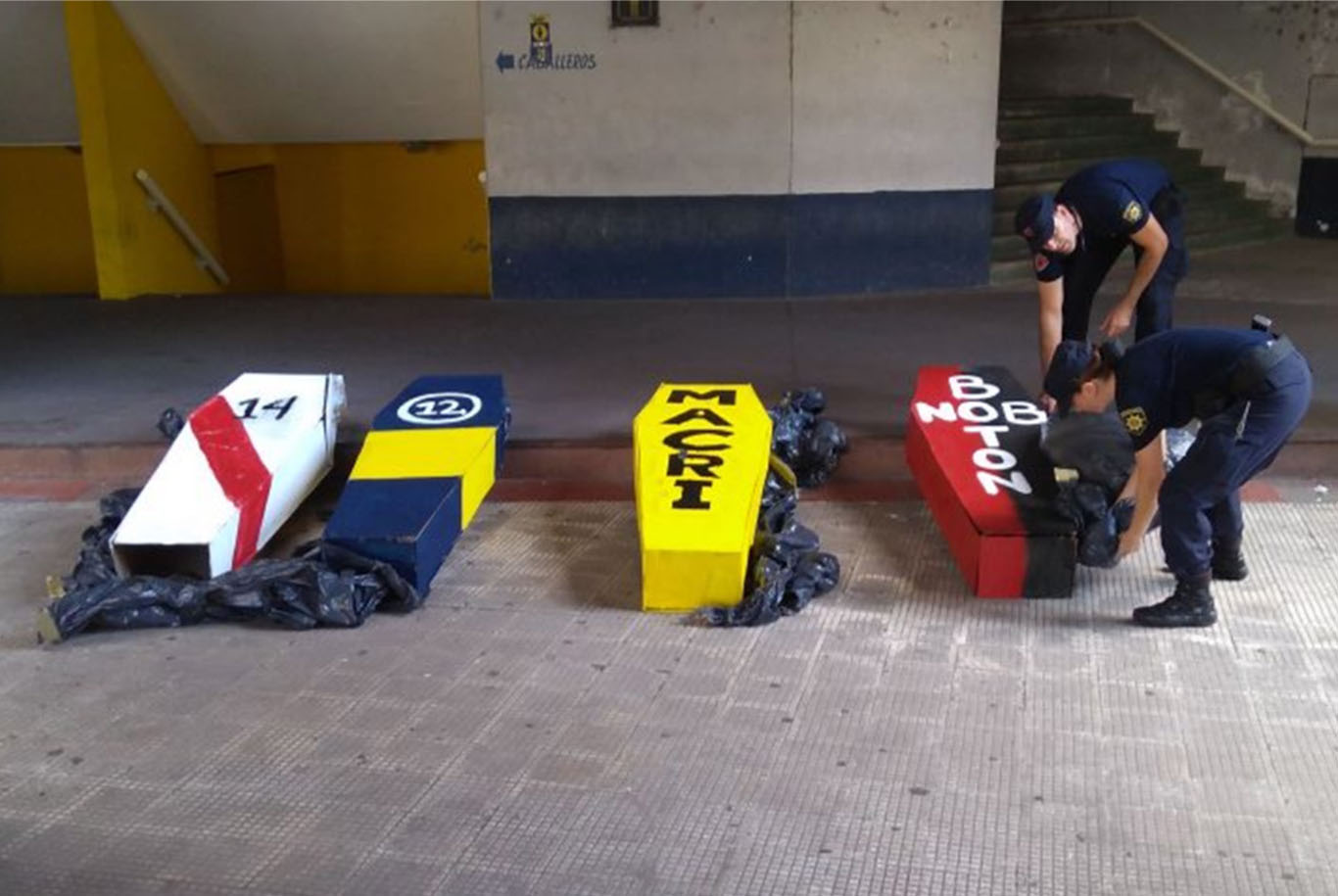 Hallan “ataúdes” dedicados al presidente Macri en estadio de fútbol