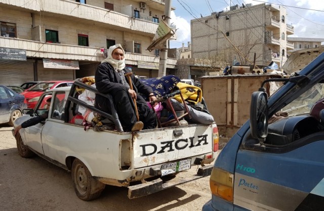 Los civiles se trasladan de un lugar a otro dentro de la ciudad kurda siria de Afrin el 15 de marzo de 2018 mientras la gente se prepara para la posibilidad de un asedio turco de la ciudad. Con las fuerzas dirigidas por los turcos casi rodeando a Afrin, algunos residentes en pánico intentan huir, otros están almacenando alimentos por temor a un asedio, y los combatientes kurdos están cavando para una dura batalla. / AFP PHOTO / STRINGER