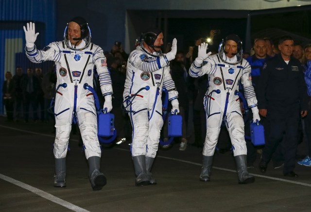 Members of the International Space Station (ISS) expedition 55/56, NASA astronauts Andrew Feustel (R) and Richard Arnold (L) and Roscosmos cosmonaut Oleg Artemyev walk shortly before leaving to board the Soyuz MS-08 spacecraft at the Baikonur cosmodrome on March 21, 2018. / AFP PHOTO / POOL / SHAMIL ZHUMATOV