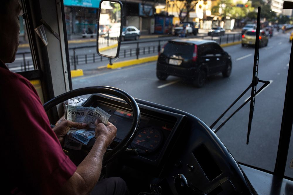 Tres sujetos secuestran a transportista mientras echaba gasoil en una estación de servicio