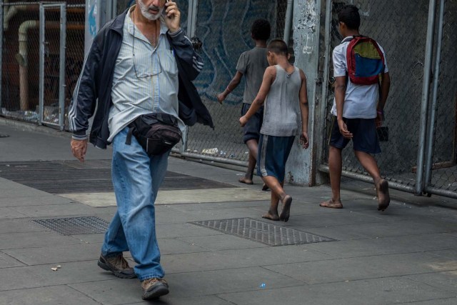  Fotografía del 3 de marzo de 2018 de niños caminando en un calle de Caracas (Venezuela). La inédita crisis económica y social de Venezuela se hace inocultable en calles y casas de abrigo que a diario reciben a niños que han quedado desamparados después de que sus padres emigraran a otro país a buscar nuevas formas de ingresos y los dejaran a cargo de personas que no pueden mantenerlos. EFE/MIGUEL GUTIÉRREZ