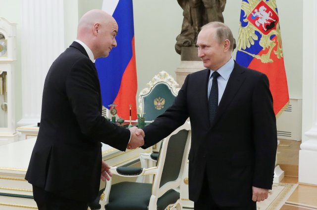 El presidente ruso, Vladimir Putin (R), saluda al presidente de la FIFA Gianni Infantino en Moscú, Rusia, el 12 de febrero de 2018. Sputnik | FOTO: REUTERS |Mikhail Klimentyev 