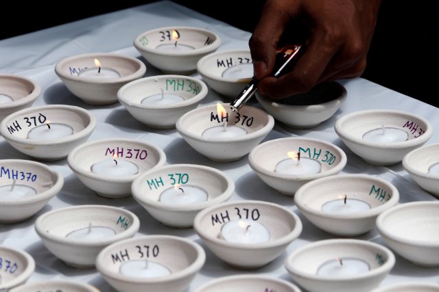 Un hombre enciende velas durante el cuarto evento de conmemoración anual del vuelo desaparecido de Malaysia Airlines MH370, en Kuala Lumpur, Malasia el 3 de marzo de 2018. REUTERS / Lai Seng Sin