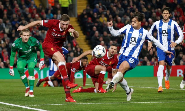 Ronda de octavos de final de la Liga de Campeones - Liverpool vs FC Porto Fútbol Fútbol - Champions League Ronda de 16 Segunda etapa - Liverpool vs FC Porto - Anfield, Liverpool, Gran Bretaña - 6 de marzo de 2018 Liverpool Jordan Henderson en acción con Porto.        REUTERS/Andrew Yates