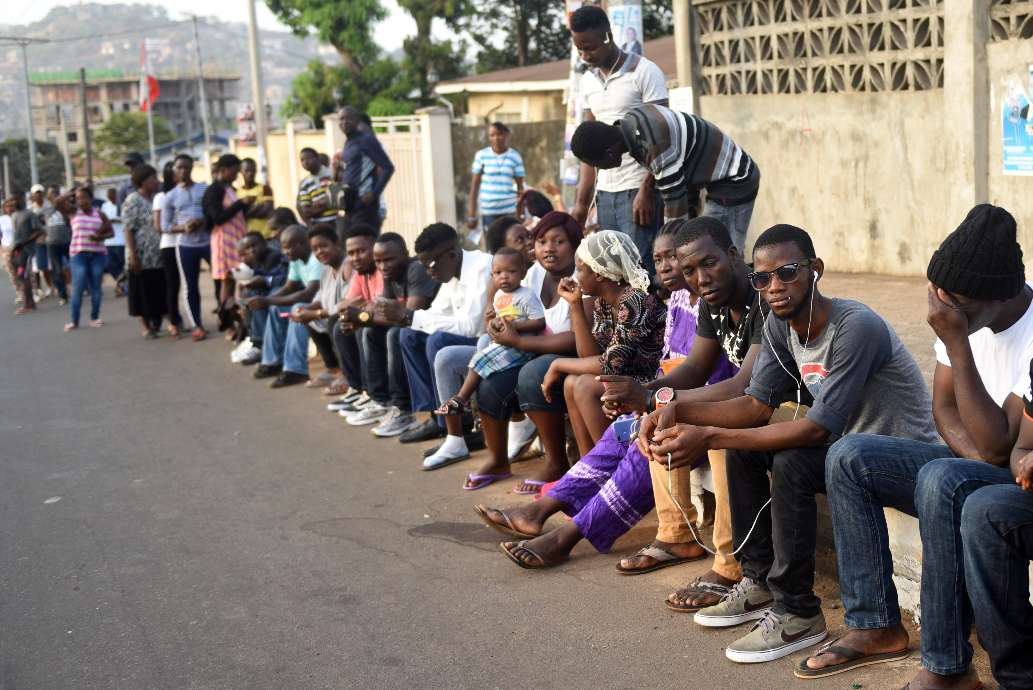 Abren los colegios electorales en una jornada histórica para Sierra Leona