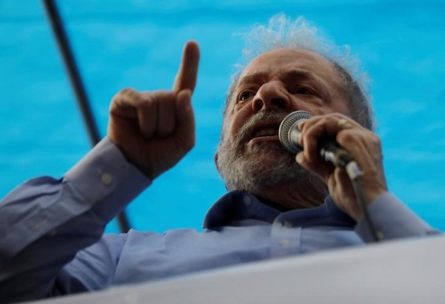 El expresidente Luiz Inácio Lula da Silva en un mitin en apoyo a su candidatura en Porto Alegre, Brasil, ene 23, 2018. REUTERS/Paulo Whitaker