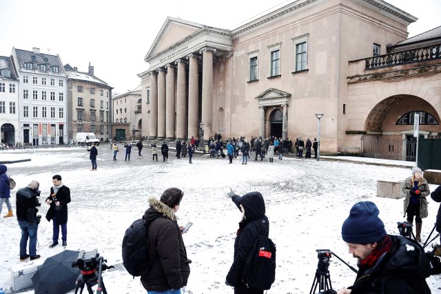 The press and hearers line up in front of the courthouse where the trial of Danish inventor Peter Madsen, charged with murdering and dismembering Swedish journalist Kim Wall aboard his homemade submarine, opens in Copenhagen, Denmark March 8, 2018. Mads Claus Rasmussen/Ritzau Scanpix/via REUTERS    ATTENTION EDITORS - THIS IMAGE WAS PROVIDED BY A THIRD PARTY.  DENMARK OUT.