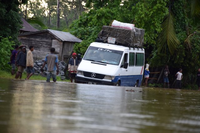 Las secuelas de la tormenta tropical Eliakim cerca de Manambonitra, región de Atsinanana, Madagascar, 18 de marzo de 2018 en esta imagen obtenida de las redes sociales. Erino Razafimanana / vía EDITORES DE ATENCIÓN DE REUTERS - ESTA IMAGEN HA SIDO PROPORCIONADA POR UN TERCERO. CREDITO OBLIGATORIO. NO RESALES SIN ARCHIVOS