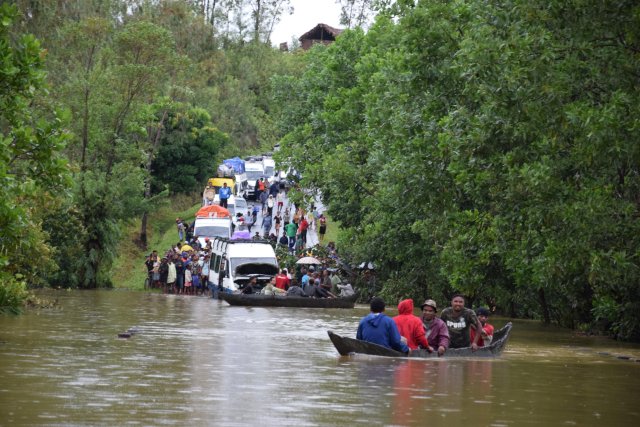 Las secuelas de la tormenta tropical Eliakim cerca de Manambonitra, región de Atsinanana, Madagascar, 18 de marzo de 2018 en esta imagen obtenida de las redes sociales. Erino Razafimanana / vía EDITORES DE ATENCIÓN DE REUTERS - ESTA IMAGEN HA SIDO PROPORCIONADA POR UN TERCERO. CREDITO OBLIGATORIO. NO RESALES SIN ARCHIVOS