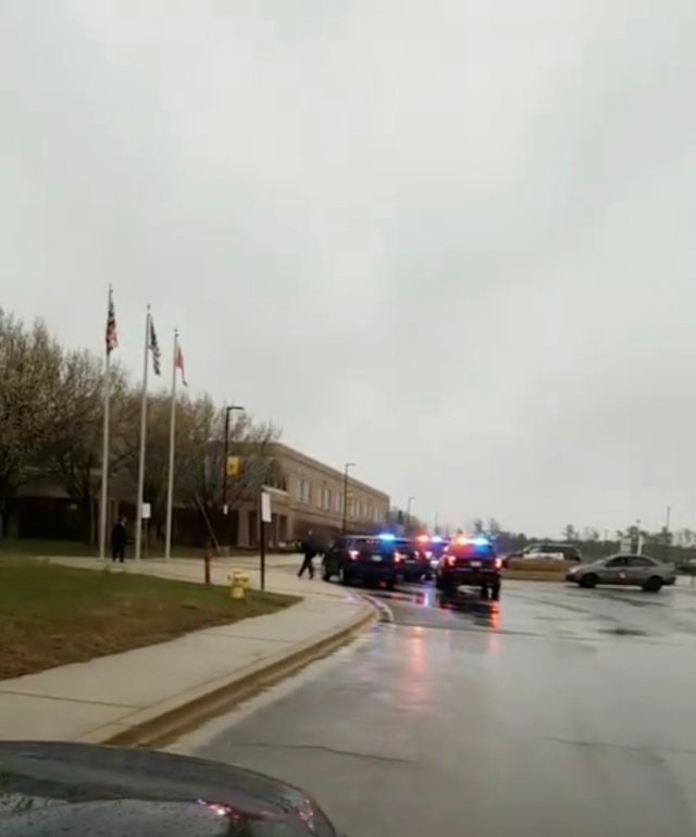 Vehículos llegando a la secundaria Great Mills en Lexington Park, EEUU, mar 20, 2018. Al Murray via REUTERS ATENCIÓN EDITORES IMAGEN CEDIDA POR TERCEROS, NO SE PERMITE SU REVENTA O ALMACENAMIENTO, SE DEBE CITAR: AL MURRAY