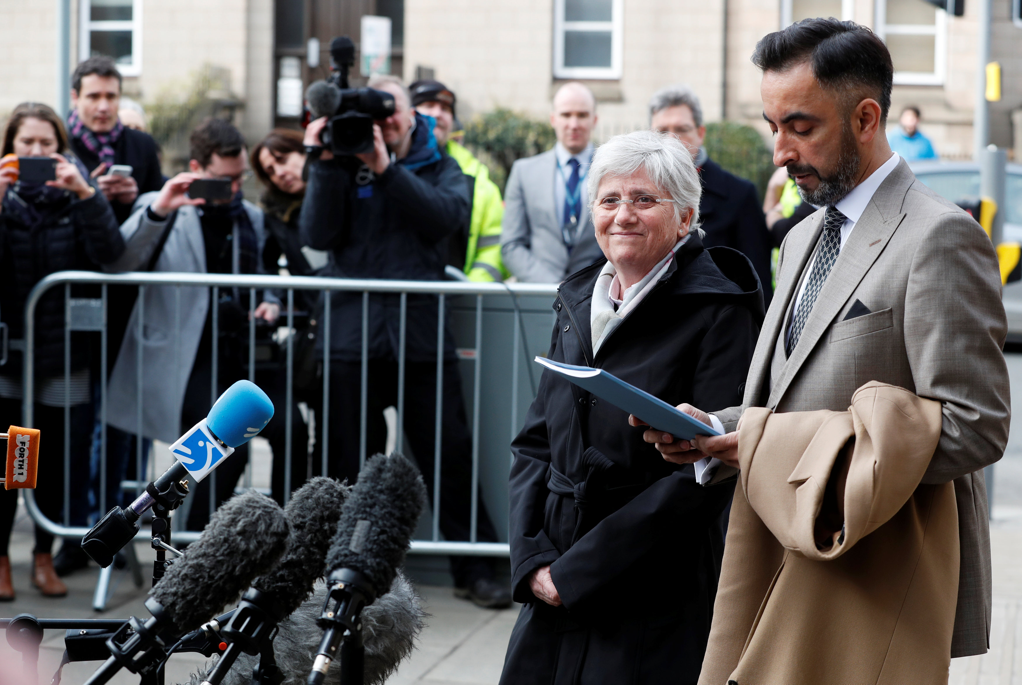 Independentista catalana Clara Ponsatí se entrega a la policía en Escocia