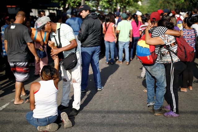 Familiares de los presos esperan información a las afueras de la Comandancia de PoliCarabobo. REUTERS/Carlos Garcia Rawlins