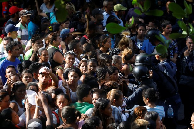 Familiares de los presos esperan información a las afueras de la Comandancia de PoliCarabobo. REUTERS/Carlos Garcia Rawlins