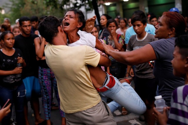 Familiares de detenidos en la comandancia general de la policía del estado central de Carabobo reaccionan tras un incendio ocurrido en sus instalaciones en Valencia, Venezuela. REUTERS/Carlos Garcia Rawlins